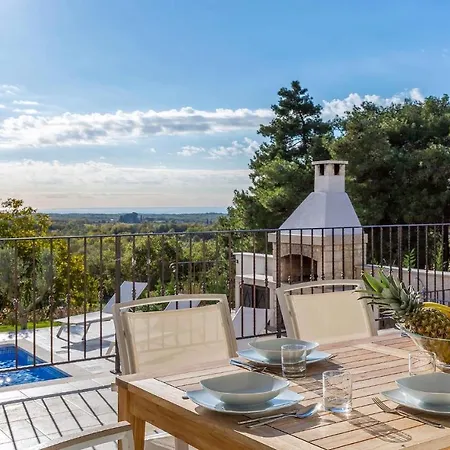 Holiday home Lovely In With Outdoor Swimming Pool