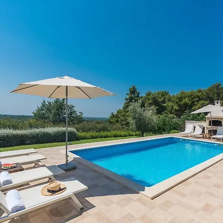 Holiday home Lovely In With Outdoor Swimming Pool