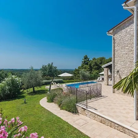 Holiday home Lovely In With Outdoor Swimming Pool